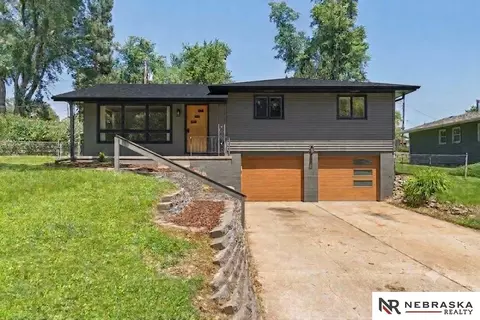 9212 Manderson St, Omaha, NE 68134