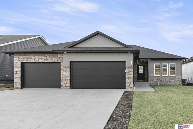9028 Trader Dr, Lincoln, NE 68507