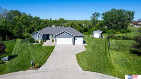 733 Spruce Cir, Palmyra, NE 68418