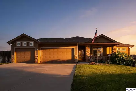 19479 Willow Cir, Gretna, NE 68028
