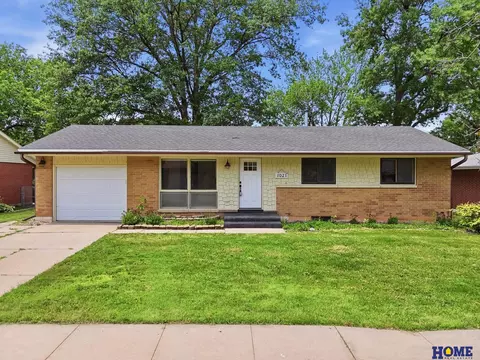 1021 Driftwood Dr, Lincoln, NE 68510