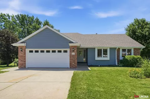 5311 Hallshire Ct, Lincoln, NE 68516