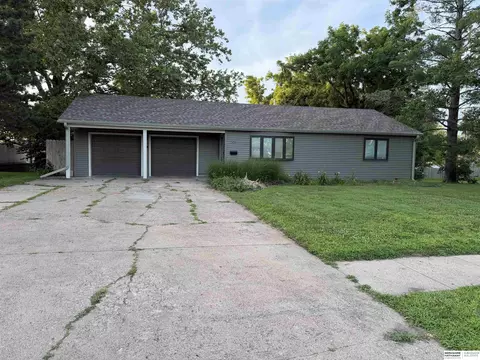 208 Crest Rd, Papillion, NE 68046