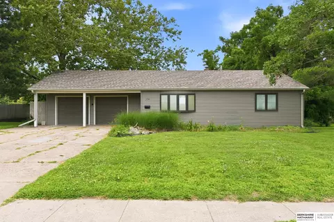 208 Crest Rd, Papillion, NE 68046