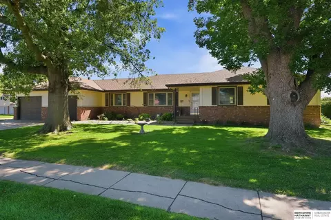 201 Barrington Dr, Gretna, NE 68028