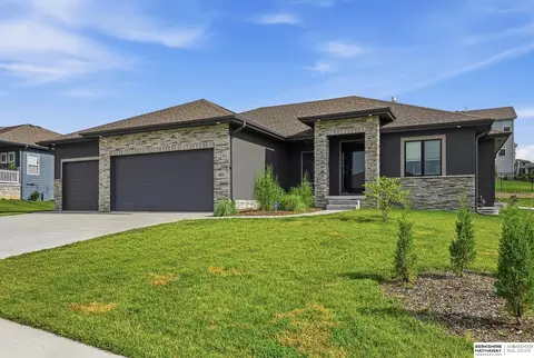10215 Pintail Dr, Papillion, NE 68046