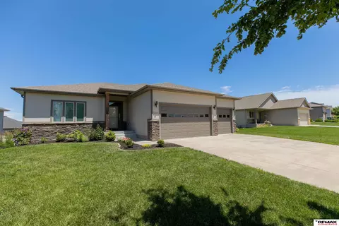 6260 Bridle Ln, Lincoln, NE 68516