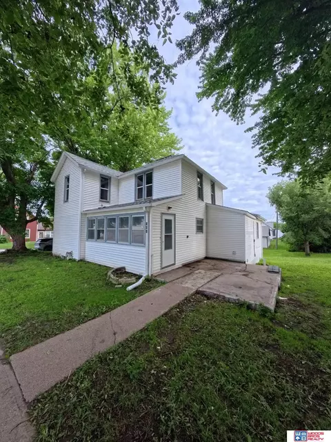 560 Hawkeye St, Osceola, NE 68651