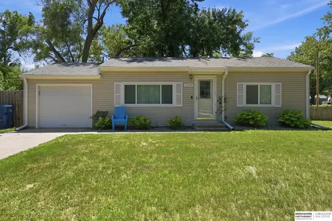 7304 Lavista Dr, La Vista, NE 68128