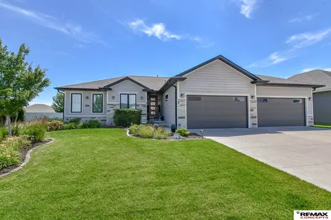 9820 Fairbury Ln, Lincoln, NE 68516