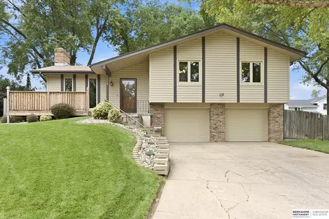 9929 P Cir, Omaha, NE 68127