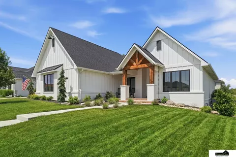 9230 Calamus River Rd, Lincoln, NE 68520