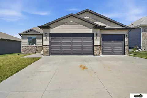 1121 N 99th St, Lincoln, NE 68527