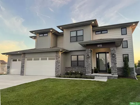 915 Elm Cir, Springfield, NE 68059