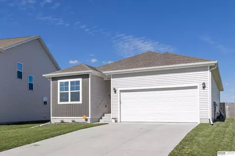 9408 Reynolds St, Omaha, NE 68122
