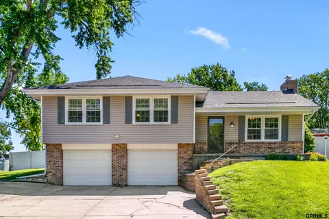 9806 O Cir, Omaha, NE 68127