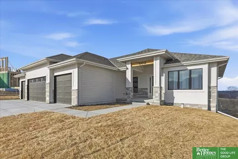 10019 Prospect St, Papillion, NE 68046