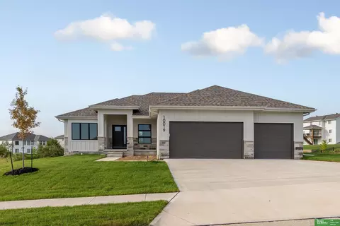 10019 Prospect St, Papillion, NE 68046