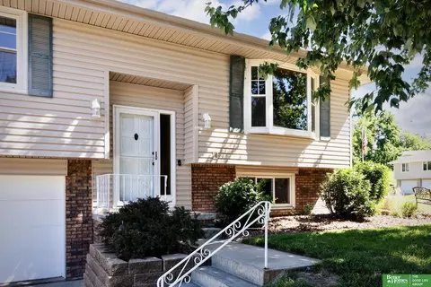10734 Borman Cir, Omaha, NE 68127
