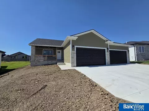 7919 Kallum Dr, Lincoln, NE 68516