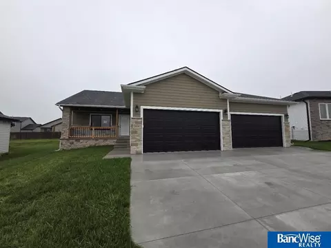 7919 Kallum Dr, Lincoln, NE 68516