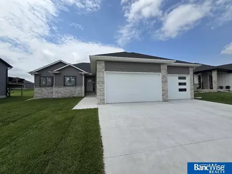 9511 Dalton Dr, Lincoln, NE 68516