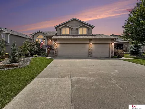 8701 Prairie Village Dr, Lincoln, NE 68507