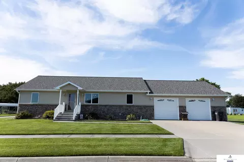 10 Luebbe Dr, Waco, NE 68460