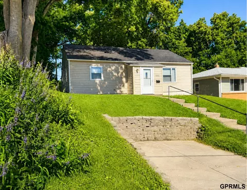 2122 S 46 St S, Omaha, NE 68106