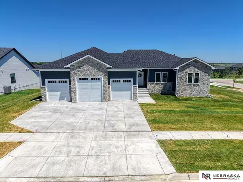 9520 Delano Dr, Lincoln, NE 68516