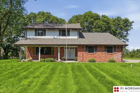11011 Cromwell Dr, Lincoln, NE 68516