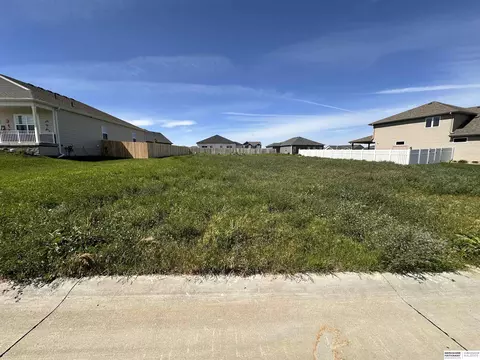 6308 Centennial Rd, Papillion, NE 68157