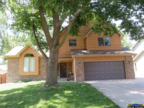 904 Iron Rd, Papillion, NE 68046