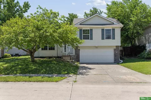 17513 Gertrude Cir, Omaha, NE 68136