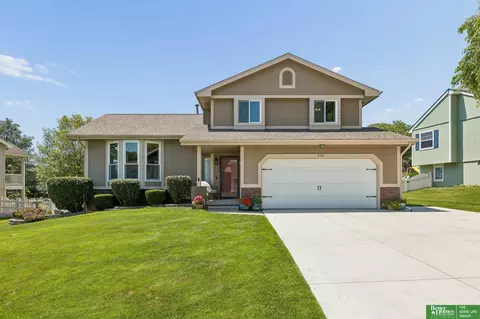 210 Oakwood Dr, Papillion, NE 68133