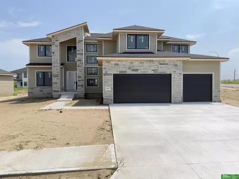 5407 N 213th St, Elkhorn, NE 68022
