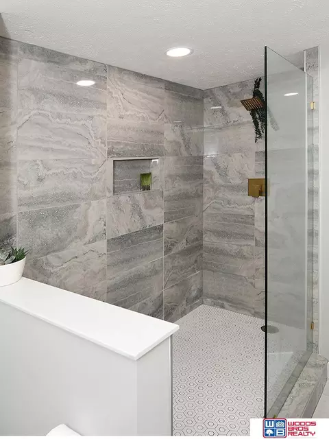 Bath - 1600 S 4th Ave, Beatrice, NE 68310 photo 2 of 8