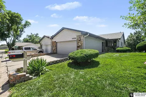 1858 N 93 Ct, Omaha, NE 68114