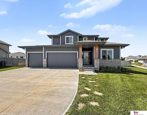 925 Elm Cir, Springfield, NE 68059