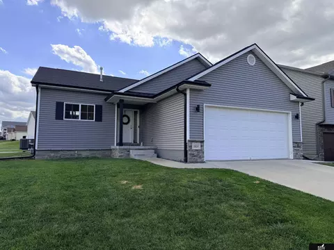 1651 Torreys Dr, Lincoln, NE 68521