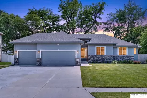 5255 Waterford Avenue Cir, Papillion, NE 68133
