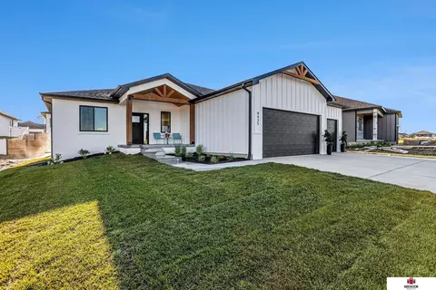 9435 Breashears St, Lincoln, NE 68516
