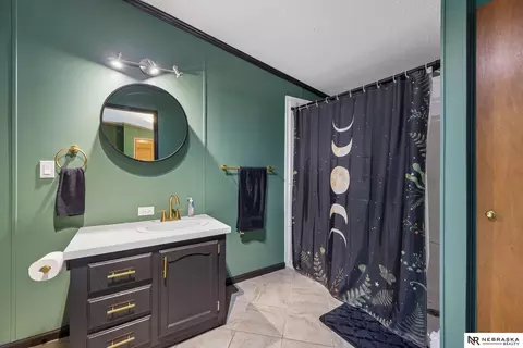 Bath - 1516 N Ashland Ave, Beatrice, NE 68310 photo 2 of 5