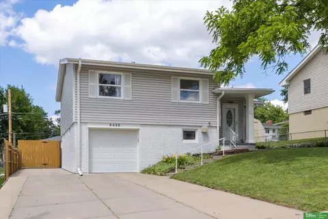 8480 Lakeview Dr, Omaha, NE 68127