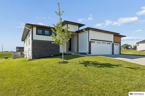 12009 Windsor Dr, Papillion, NE 68046