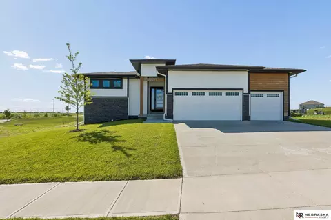 12009 Windsor Dr, Papillion, NE 68046