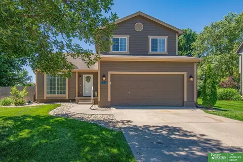 827 Fenwick St, Papillion, NE 68046