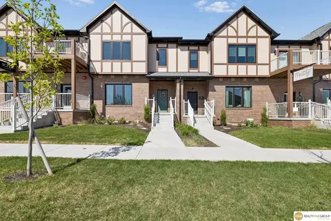 7165 Kentwell Ln #A & B, Lincoln, NE 68516