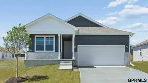 11462 Stony Point Dr, Papillion, NE 68046
