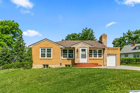 3702 N 60 St, Omaha, NE 68104